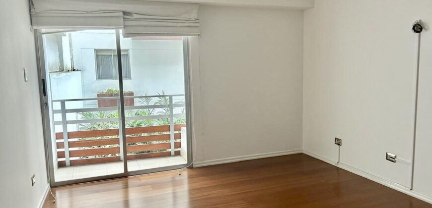 Se vende acogedor departamento con balcon y vista a lindo jardin interno en Miraflores